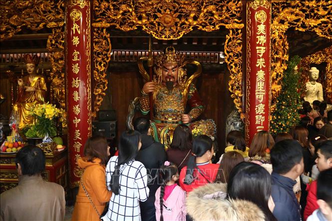 Trong ảnh: Rất đông du khách đến trảy hội Phật Tích. Ảnh: Thanh Thương – TTXVN