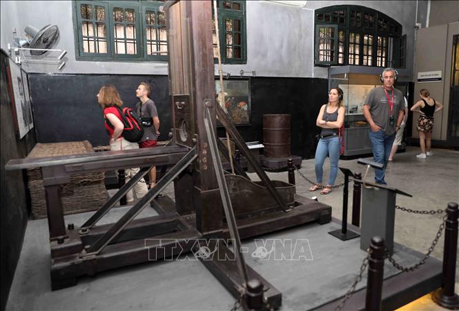 Trong ảnh: Di tích lịch sử nhà tù Hỏa Lò thu hút đông khách trong nước và quốc tế đến tham quan, nghiên cứu và học tập. Ảnh: Thanh Tùng-TTXVN