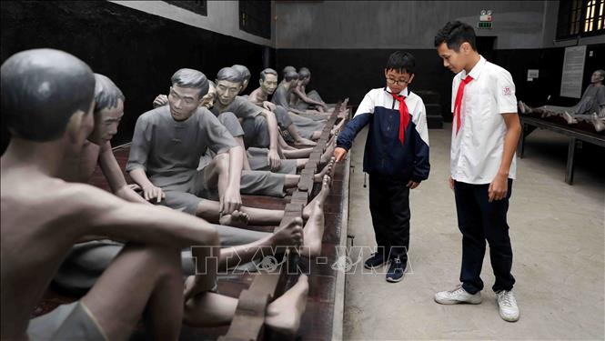 Trong ảnh: Di tích lịch sử nhà tù Hỏa Lò trở thành “Địa chỉ đỏ”, nơi giáo dục truyền thống yêu nước, cách mạng tới mọi tầng lớp nhân dân, đặc biệt là thế hệ trẻ của Thủ đô. Ảnh: Thanh Tùng-TTXVN