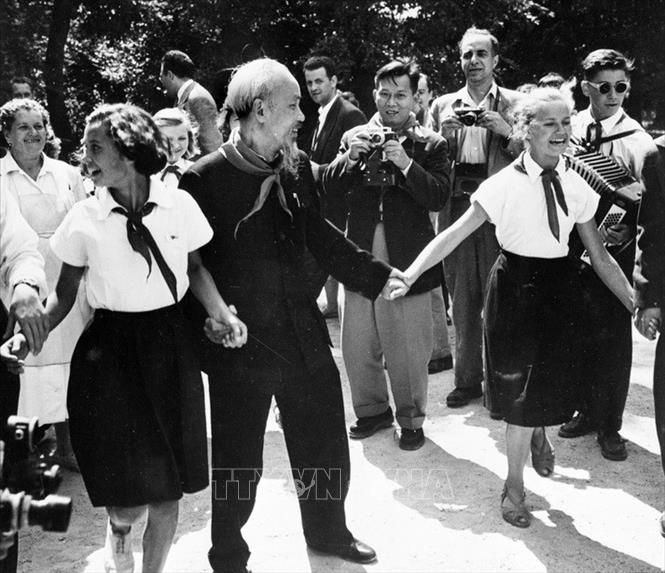Trong ảnh: Chủ tịch Hồ Chí Minh với thiếu nhi Hungary khi Người đến thăm trại hè của thiếu nhi thủ đô Budapest (4/8/1957). Ảnh: TTXVN  