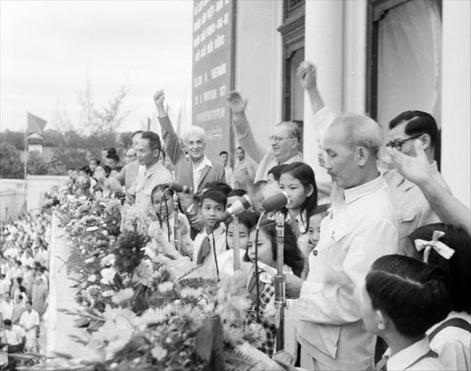 Trong ảnh: Chủ tịch Hồ Chí Minh và Thủ tướng Hungary Ferenc Münnich dự mít tinh của nhân dân Hà Nội chào mừng Thủ tướng sang thăm Việt Nam (26/4/1959). Ảnh: TTXVN