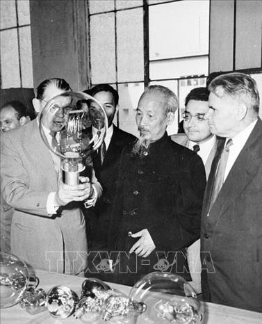 Trong ảnh: Chủ tịch Hồ Chí Minh tới thăm nhà máy Egyesirlt Izzo trong chuyến thăm hữu nghị chính thức Hungary (4/8/1957). Ảnh: TTXVN