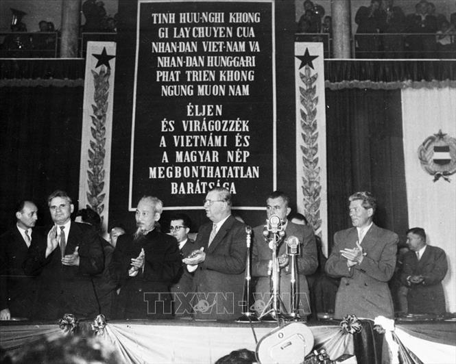 Trong ảnh: Lễ mít tinh của nhân dân thủ đô Budapest chào mừng Chủ tịch Hồ Chí Minh sang thăm Hungary (2/8/1957). Ảnh: TTXVN