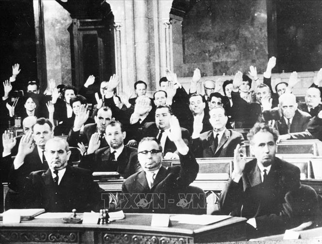 Trong ảnh: Những Ủy viên Bộ Chính trị Trung ương Đảng Công nhân xã hội Hungary (hàng đầu) và các thành viên Quốc hội Hungary cực lực lên án những hành động của Mỹ khiên khích và ném bom bắn phá Việt Nam. Ảnh: TTXVN