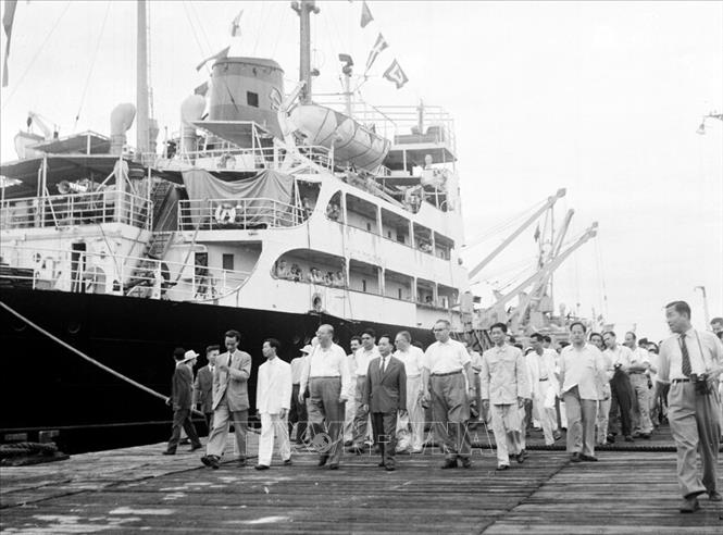 Trong ảnh: Thủ tướng Hungary Ferenc Münnich đến thăm Cảng Hải Phòng trong chuyến thăm Việt Nam (1959). Ảnh: TTXVN