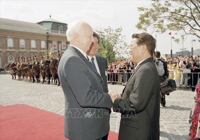 Trong ảnh: Tổng thống Hungary Ferenc Mádl đón chủ tịch nước Trần Đức Lương và Phu nhân thăm chính thức Hungary (19/5/2004). Ảnh: Nguyễn Khang - TTXVN