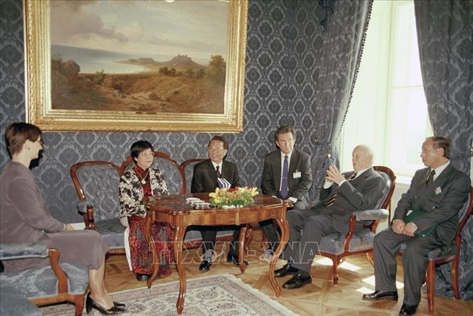 Trong ảnh: Tổng thống Hungary Ferenc Mádl tiếp Chủ tịch nước Trần Đức Lương thăm chính thức Hungary (2004). Ảnh: Nguyễn Khang - TTXVN