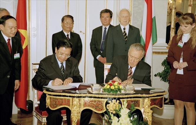 Trong ảnh: Tổng thống Hungary Ferenc Mádl và Chủ tịch nước Trần Đức Lương chứng kiến lễ ký Tuyên bố chung và Hiệp định hợp tác kinh tế giữa hai nước (2004). Ảnh: Nguyễn Khang - TTXVN