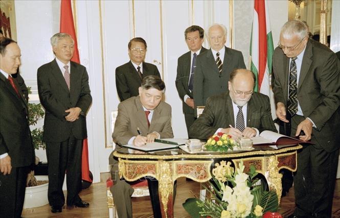 Trong ảnh: Tổng thống Hungary Ferenc Mádl và Chủ tịch nước Trần Đức Lương chứng kiến lễ ký Hiệp định hợp tác nông nghiệp giữa hai nước (2004). Ảnh: Nguyễn Khang - TTXVN