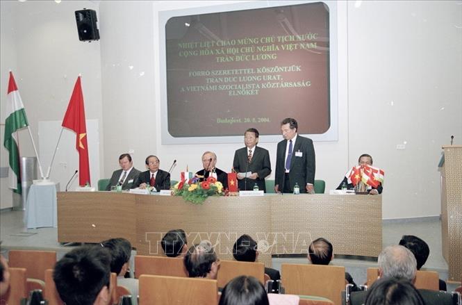 Trong ảnh: Chủ tịch nước Trần Đức Lương nói chuyện với các giảng viên và sinh viên Việt Nam theo học tại trường Đại học Kỹ thuật Budapest trong chuyến thăm Hungary (2004). Ảnh: Nguyễn Khang - TTXVN