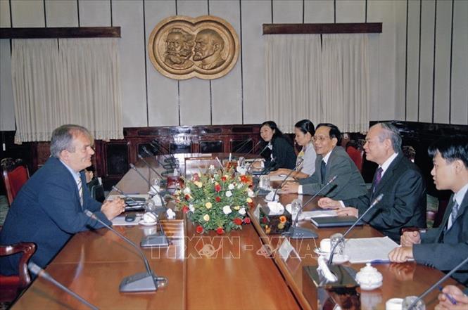Trong ảnh: Giám đốc Học viện Chính trị quốc gia Hồ Chí Minh Lê Hữu Nghĩa hội đàm với Chủ tịch Đảng Công nhân Hungary Thurmer Gyula thăm Việt Nam (2006). Ảnh: Nguyễn Dân - TTXVN 