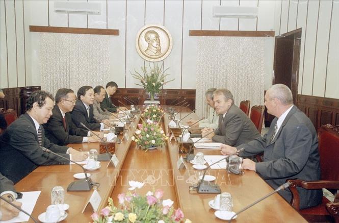 Trong ảnh: Trưởng Ban Nội chính Trung ương Trương Vĩnh Trọng hội đàm với Chủ tịch Đảng Công nhân Hungary Thurmer Gyula thăm Việt Nam (25/82003). Ảnh: Tùng Lâm - TTXVN