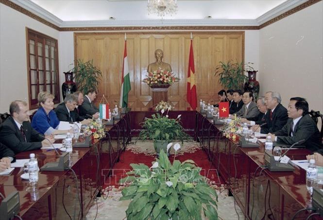Trong ảnh: Chủ tịch Quốc hội Nguyễn Văn An hội đàm với  Chủ tịch Quốc hội Hungary, Tiến sĩ Katalin Szili thăm Việt Nam (1/3/2004). Ảnh: Trí Dũng - TTXVN