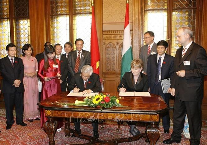 Trong ảnh: Chủ tịch Quốc hội Hungary Katalin Szili và Chủ tịch Quốc hội Nguyễn Phú Trọng ký thoả thuận hợp tác giữa Quốc hội hai nước (6/2008). Ảnh: Trí Dũng - TTXVN