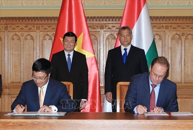 Trong ảnh: Chủ tịch nước Trương Tấn Sang và Thủ tướng Hungary Viktor Orban chứng kiến lễ ký Hiệp định giữa hai nước về chuyển giao người bị kết án phạt tù và Hiệp định về dẫn độ tội phạm (16/9/2013). Ảnh: Nguyễn Khang – TTXVN