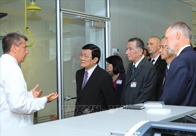 Trong ảnh: Chủ tịch nước Trương Tấn Sang đến thăm Công ty Dược phẩm Richter Gedeon Hungary (16/9/2013). Ảnh: Nguyễn Khang – TTXVN.