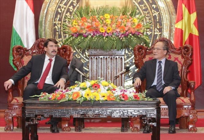 Trong ảnh: Chủ tịch Quốc hội Nguyễn Sinh Hùng tiếp Tổng thống Cộng hòa Hungary Áder János nhân chuyến thăm cấp nhà nước Việt Nam (27/11/2014). Ảnh: Phương Hoa - TTXVN