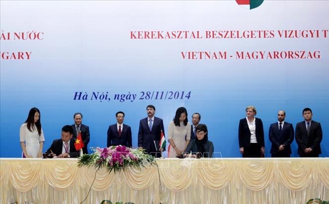Trong ảnh: Tổng thống Hungary Áder János chứng kiến Lễ ký kết hợp tác bàn giao công nghệ lọc nước giữa Việt Nam – Hungary tại hội nghị về đề tài nước (28/11/2014). Ảnh: Phương Hoa - TTXVN