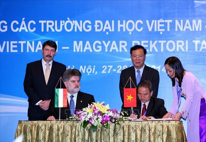 Trong ảnh: Tổng thống Hungary Áder János và Bộ trưởng Bộ Giáo dục và Đào tạo Phạm Vũ Luận chứng kiến Lễ ký Thỏa thuận hợp tác giữa Học viện Âm nhạc Liszt Hungary và Học viện Âm nhạc Quốc gia Việt Nam (27/11/2014). Ảnh: Quý Trung – TTXVN
