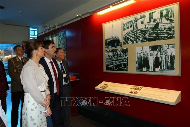 Trong ảnh: Tổng thống Hungary Áder János và Phu nhân thăm Bảo tàng Chứng tích Chiến tranh TP. Hồ Chí Minh (29/11/2014). Ảnh: Thanh Vũ – TTXVN
