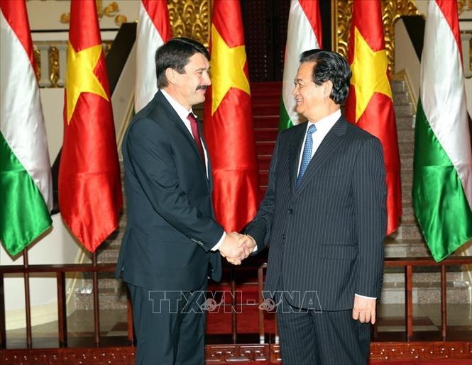 Trong ảnh: Thủ tướng Nguyễn Tấn Dũng đón Tổng thống Cộng hòa Hungary Áder János đến thăm cấp Nhà nước Việt Nam (27/11/2014). Ảnh: Đức Tám – TTXVN