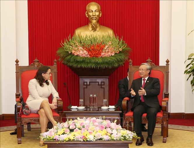 Trong ảnh: Thường trực Ban Bí thư Trần Quốc Vượng tiếp bà Novak Katalin, Phó Chủ tịch Đảng Đảng Liên minh công dân Hungary, Quốc vụ khanh Bộ Nguồn nhân lực Hungary thăm Việt Nam (3/1/2020). Ảnh: Phương Hoa – TTXVN