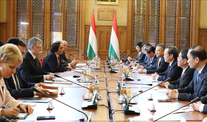 Trong ảnh: Phó Chủ tịch Quốc hội Phùng Quốc Hiển chào xã giao Chủ tịch Quốc hội Hungary László Kövér trong chuyến thăm Hungary (30/9/2019). Ảnh: Phạm Thắng -  TTXVN 
