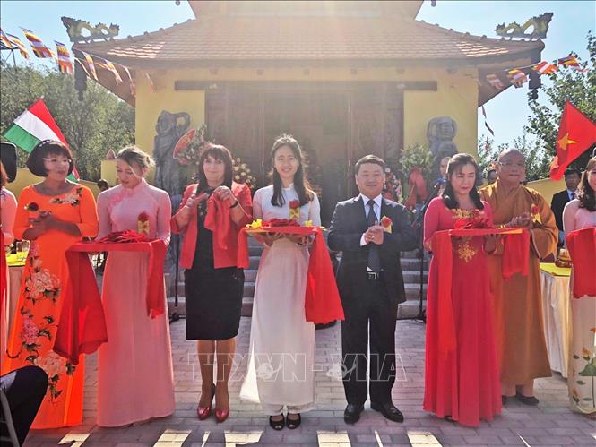 Trong ảnh: Phó Chủ tịch, Tổng Thư ký Uỷ ban Trung ương MTTQ Việt Nam Hầu A Lềnh cắt băng khánh thành chùa Đại Bi tại thành phố Simontornya, cách thủ đô Budapest của Hungary 140km về phía Nam (19/9/2018). Ảnh: TTXVN phát