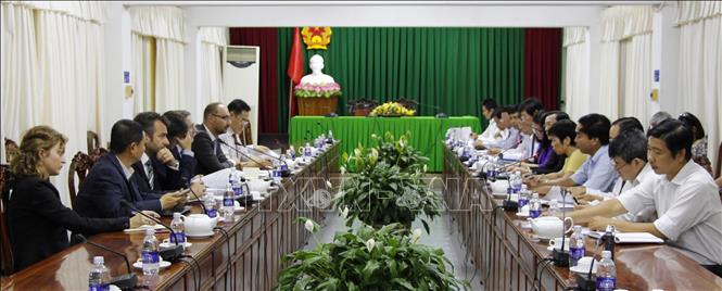 Trong ảnh: Chiều 24/4/2017, Ngài Tombor Bálint, Cố vấn trưởng về Chính trị Bộ Ngoại giao và Kinh tế đối ngoại Hungary, phụ trách lĩnh vực ứng dụng hỗ trợ ràng buộc (ODA) của Chính phủ Hungary làm việc với UBND thành phố Cần Thơ về tình hình thực hiện dự án đầu tư xây dựng Bệnh viện Ung bướu Cần Thơ trong đó có 89,8% tổng vốn đầu tư xây dựng vay ODA của Chính phủ Hungary. Ảnh: Thanh Sang - TTXVN