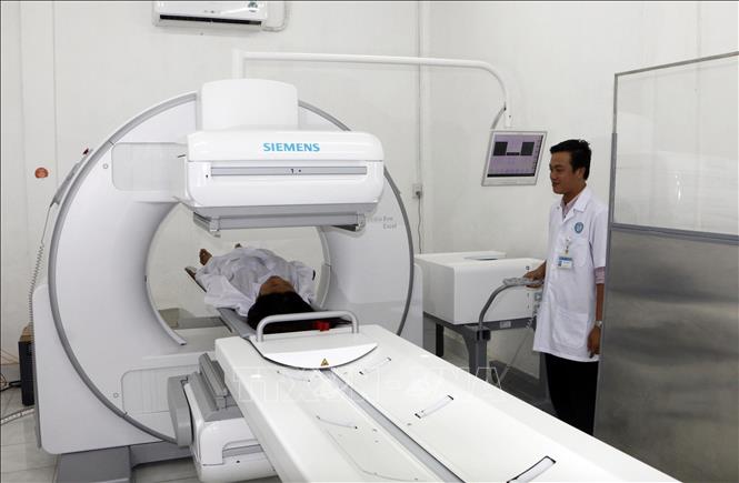 Trong ảnh: Thực hiện xét nghiệm cho bệnh nhân bằng hệ thống máy SPECT tại đơn vị y học hạt nhân Bệnh viện Ung bướu Cần Thơ. Dự án đầu tư xây dựng Bệnh viện Ung bướu TP Cần Thơ quy mô 500 giường, tổng mức đầu tư hơn 1.727 tỷ đồng, trong đó, vốn vay ODA của Chính phủ Hungary chiếm 80,8%, được khởi công vào tháng 10/2017. Ảnh: Thanh Liêm - TTXVN