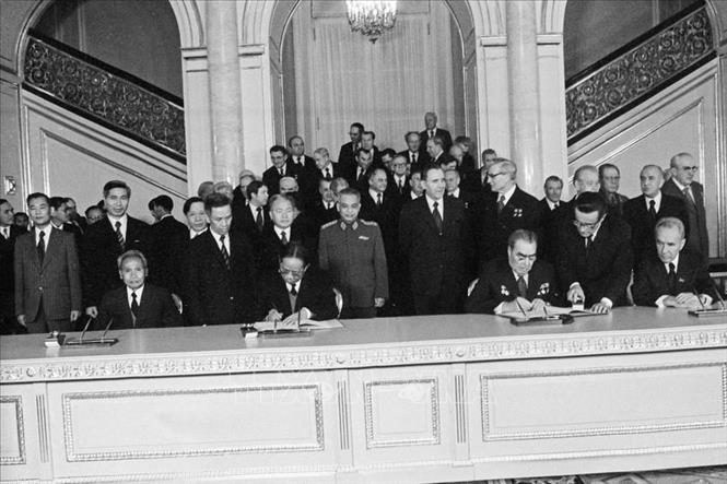 Trong anhr: Ngày 4/11/1978, tại Điện Kremlin ở thủ đô Moskva, Tổng Bí thư Lê Duẩn, Thủ tướng Phạm Văn Đồng, Tổng Bí thư BCH TƯ Đảng Cộng sản Liên Xô L.I.Brezhnev ký Hiệp ước Hữu nghị và Hợp tác Việt Nam – Liên Xô, dấu mốc quan trọng trong quan hệ hai nước. Ảnh: TTXVN