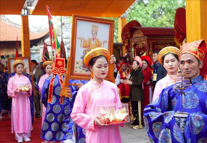 Trong ảnh: Nghi lễ rước kiệu Lễ hội Đền Hai Bà Trưng. Ảnh: Thành Đạt - TTXVN 