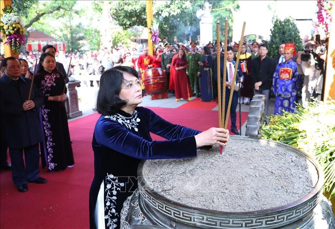 Trong ảnh: Phó Chủ tịch nước Đặng Thị Ngọc Thịnh làm lễ dâng hương Hai Bà. Ảnh: Thành Đạt - TTXVN