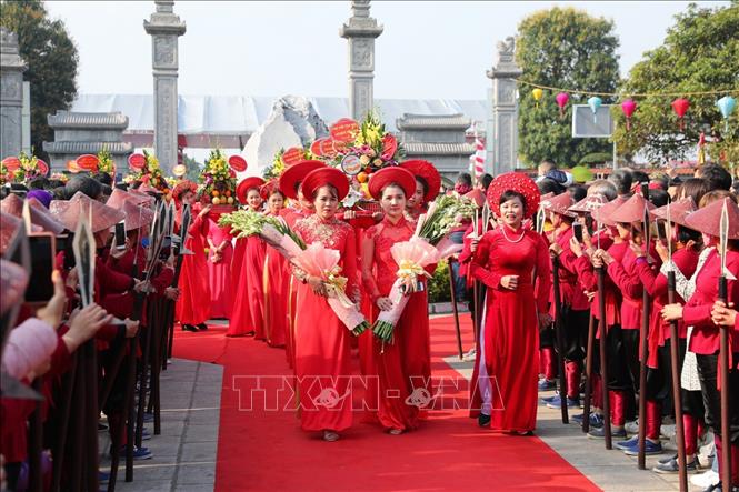 Trong ảnh: Nghi lễ rước cờ, hoa Lễ hội Đền Hai Bà Trưng. Ảnh: Thành Đạt - TTXVN 