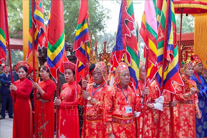 Trong ảnh: Nghi lễ rước cờ Lễ hội Đền Hai Bà Trưng. Ảnh: Thành Đạt - TTXVN 
