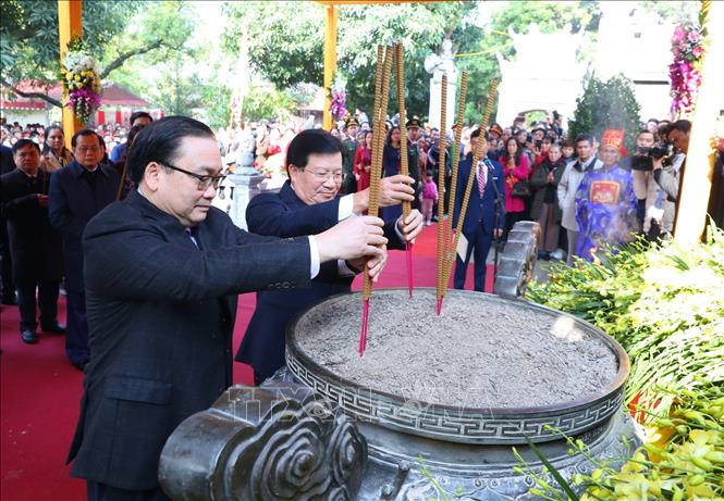 Trong ảnh: Phó thủ tướng Trịnh Đình Dũng cùng Bí thư thành ủy Hà Nội Hoàng Trung Hải làm lễ dâng hương Hai Bà. Ảnh: Thành Đạt - TTXVN