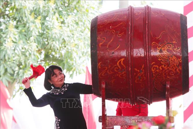 Trong ảnh: Phó Chủ tịch nước Đặng Thị Ngọc Thịnh đánh trống khai mạc Lễ hội Đền thờ Hai Bà Trưng, Xuân Canh Tý 2020. Ảnh: Thành Đạt - TTXVN
