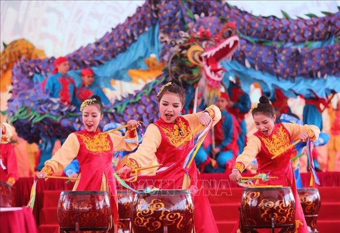 Trong ảnh: Trình diễn màn trống hội và múa rồng. Ảnh: Thành Đạt - TTXVN