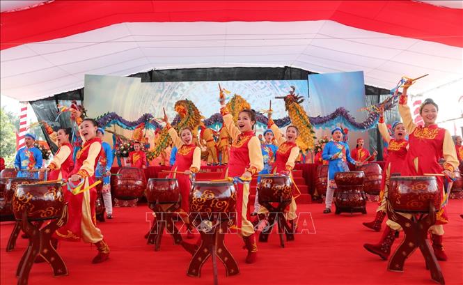 Trong ảnh: Trình diễn màn trống hội và múa rồng. Ảnh: Thành Đạt - TTXVN