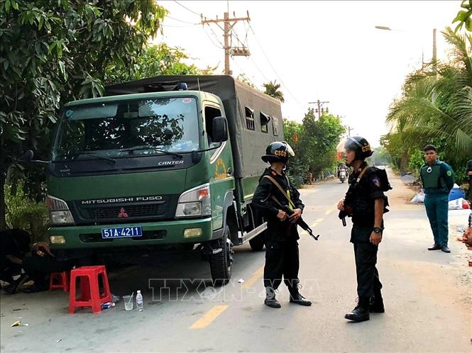 Trong ảnh: Công an phong tỏa, truy bắt đối tượng Tuấn trên địa bàn huyện Củ Chi. Ảnh: Thành Chung - TTXVN