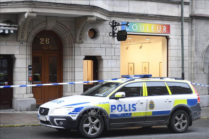 Trong ảnh: Cảnh sát Thụy Điển phong tỏa hiện trường vụ trộm tại bảo tàng Couleur ở Stockholm, ngày 30/1/2020. Ảnh: AFP/TTXVN