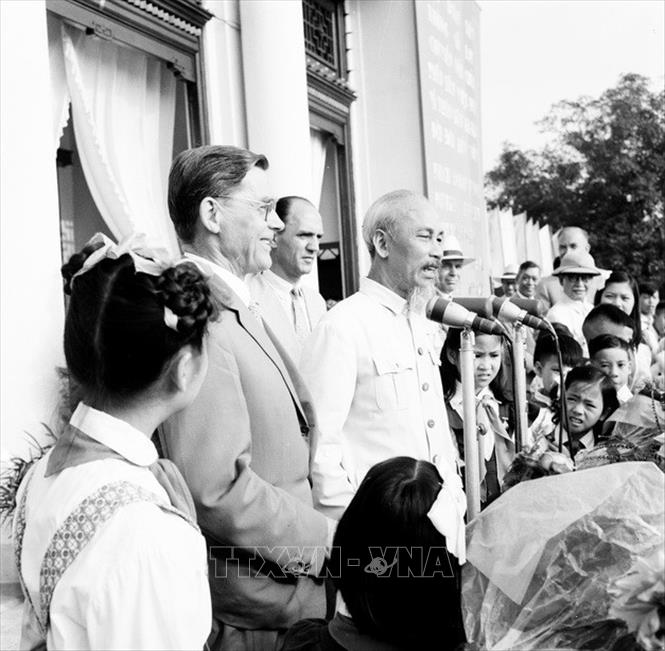 Trong ảnh: Chủ tịch Hồ Chí Minh và Chủ tịch Hội đồng Nhà nước Ba Lan Aleksander Zawadzki dự mít tinh của nhân dân Thủ đô Hà Nội chào mừng đoàn đại biểu Đảng và Chính phủ Ba Lan sang thăm Việt Nam (8/12/1959). Ảnh: TTXVN
