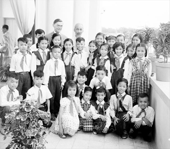 Trong ảnh: Chủ tịch Hồ Chí Minh và Chủ tịch Hội đồng Nhà nước Ba Lan Aleksander Zawadzki với thiếu nhi thủ đô sau cuộc mít tinh tinh chào mừng ông đến thăm Việt Nam (8/12/1959). Ảnh: TTXVN