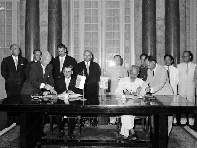 Trong ảnh: Chủ tịch Hồ Chí Minh và Chủ tịch Hội đồng Nhà nước Ba Lan Aleksander Zawadzki ký Tuyên bố chung Việt Nam - Ba Lan (12/1959). Ảnh: TTXVN