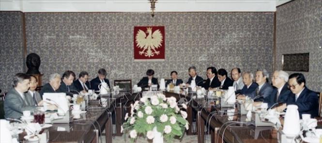 Trong ảnh: Thủ tướng Włodzimierz Cimoszewicz hội đàm với Thủ tướng Võ Văn Kiệt thăm chính thức Ba Lan (20/5/1997). Ảnh: Minh Đạo - TTXVN