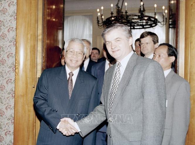 Trong ảnh: Thủ tướng Włodzimierz Cimoszewicz đón và hội đàm với Thủ tướng Võ Văn Kiệt thăm chính thức Ba Lan (20/5/1997). Ảnh: Minh Đạo - TTXVN
