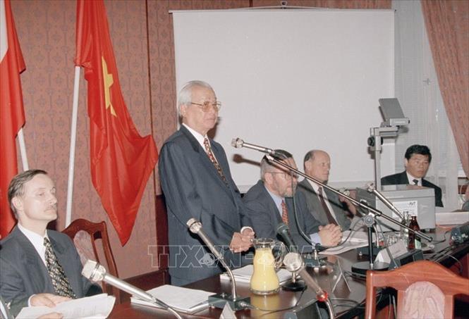 Trong ảnh: Thủ tướng Võ Văn Kiệt phát biểu tại cuộc gặp các doanh nghiệp Ba Lan trong chuyến thăm chính thức Ba Lan (21/5/1997). Ảnh: Minh Đạo - TTXVN