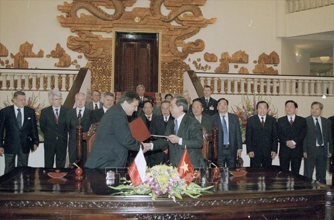 Trong ảnh: Thủ tướng Phan Văn Khai và Thủ tướng Ba Lan Marek Belka chứng kiến lễ ký thỏa thuận hợp tác giữa hai nước về giáo dục (17/1/2005). Ảnh: Thế Thuần - TTXVN