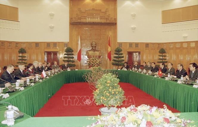 Trong ảnh: Thủ tướng Phan Văn Khai hội đàm với Thủ tướng Ba Lan Marek Belka thăm chính thức Việt Nam (17/1/2005). Ảnh: Thế Thuần - TTXVN