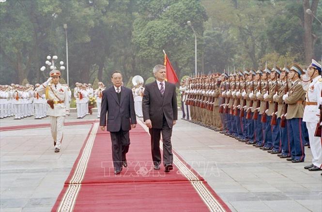 Trong ảnh: Thủ tướng Phan Văn Khai và Thủ tướng Ba Lan Marek Belka duyệt đội danh dự tại lễ đón Thủ tướng Ba Lan thăm chính thức Việt Nam (17/1/2005). Ảnh: Thế Thuần - TTXVN